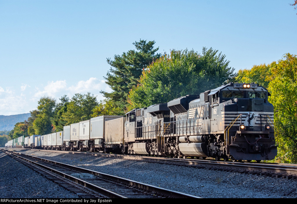 NS 1162 leads an eastbound intermodal 28X through Cove